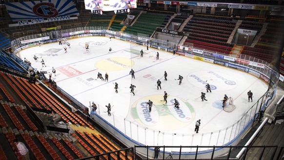 ARCHIVBILD ZUM ABBRUCH DER SAISON DER NATIONAL LEAGUE, AM DONNERSTAG, 12. MAERZ 2020 - Les joueurs fribourgeois et genevois s&#039;affrontent dans une patinoire vide suite aux mesures prises par le Co ...