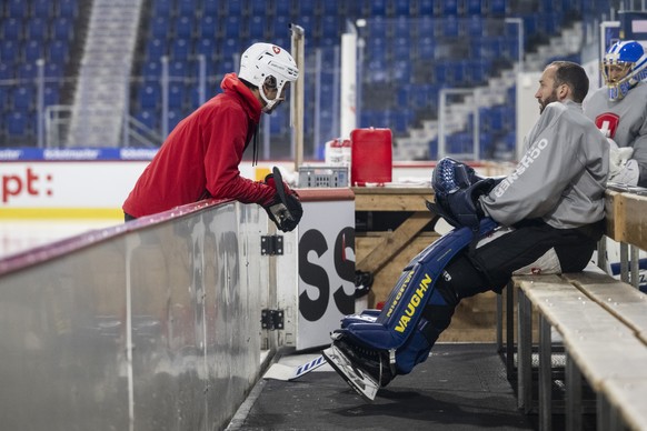 Torhueter Sandro Aeschlimann waehrend eines Trainings der Schweizer Eishockey-Nationalmannschaft, aufgenommen am Mittwoch, 30. April 2025 in der SWISS Arena in Kloten.(KEYSTONE/Ennio Leanza)
