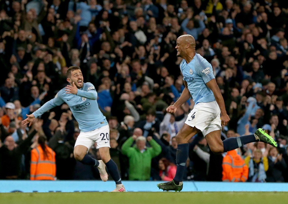 epa07551937 Manchester City's Vincent Kompany (R) celebrates scoring a goal during the English Premier League soccer match between Manchester City and Leicester City at the Etihad Stadium in Manc ...