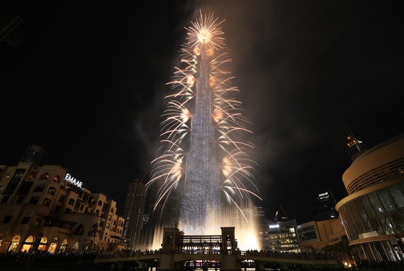 epa08096646 Fireworks illuminate the sky around Burj Khalifa, the tallest building in the world, during New Year&#039;s 2020 celebrations in the Gulf emirate of Dubai, United Arab Emirates, 01 January ...