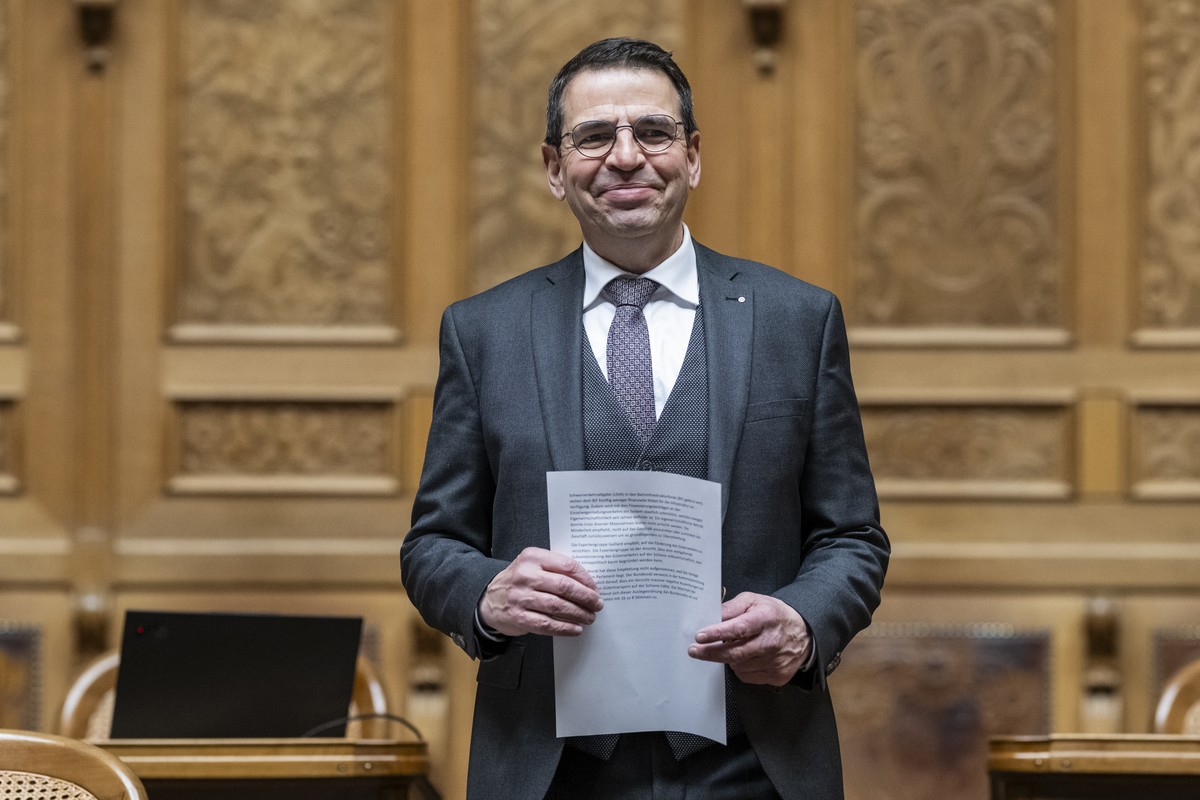 Matthias Samuel Jauslin, GLP-AG, schreitet durch den Saal, an der Herbstsession der Eidgenoessischen Raete, am Dienstag, 4. Maerz 2025 im Nationalrat in Bern. (KEYSTONE/Alessandro della Valle)