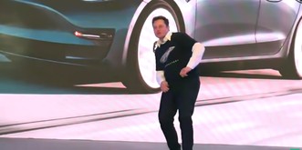 Elon Musk tanzt in Shanghai und es ist... schaut besser selbst