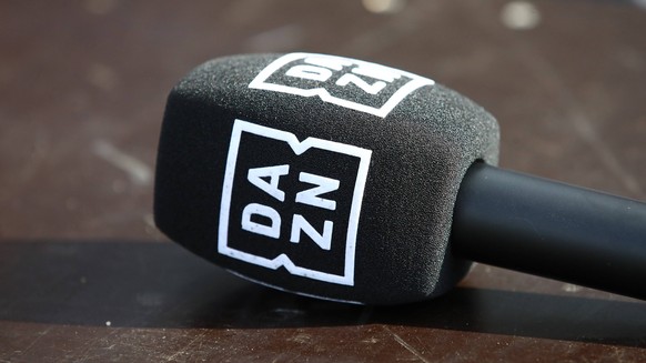 29.09.2024, xtgx, Fussball 1. Bundesliga, Holstein Kiel - Eintracht Frankfurt emspor, v.l. Symbolfoto, Symbolbild, Symbol Mikrofon Mikro TV Fernsehen TV Rechte DAZN DFL/DFB REGULATIONS PROHIBIT ANY US ...