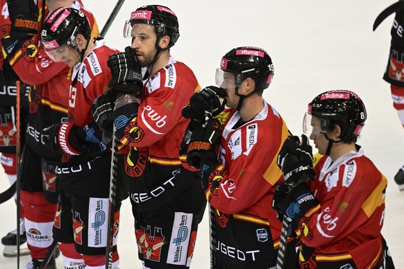 Berns Tyler Ennis, Simon Moser, Oscar Lindberg, Joshua Fahrni, von links, geschlagen, nach dem Eishockey-Meisterschaftsspiel der National League zwischen dem SC Bern und dem EHC Kloten am Samstag 29.  ...