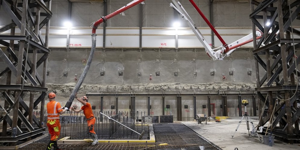 Bauarbeiter bereiten sich auf das Giessen von Beton vor für die neue Unterführung Mitte während einer Medienkonferenz mit anschliessender Besichtigung der Baustelle der neue Bahnhof Bern, am Mittwoch, ...