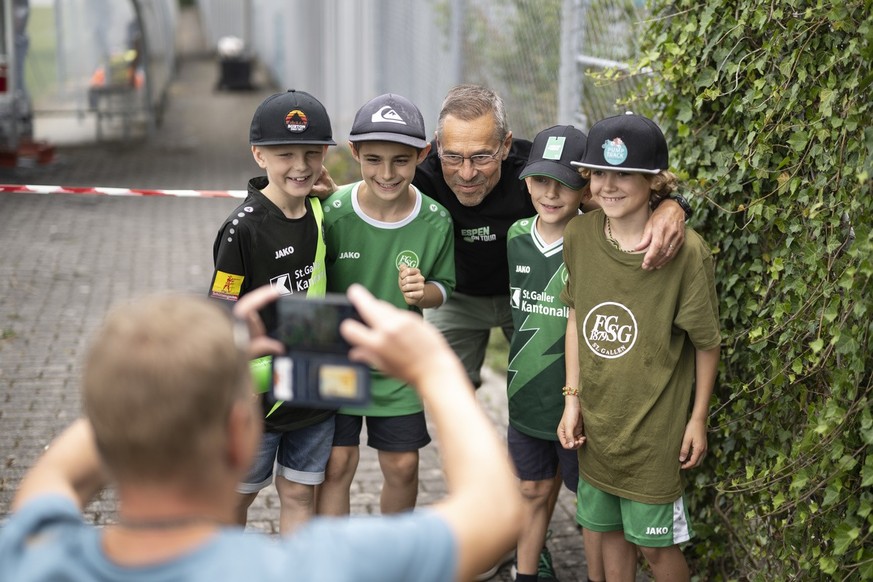 FC St. Gallens Praesident Matthias Hueppi macht ein Foto mit Fans im Training des Super League Fussball Klubs, am Freitag, 23. Juni 2023, im Rahmen von &quot;Espen on Tour&quot; in Altstaetten. (KEYST ...