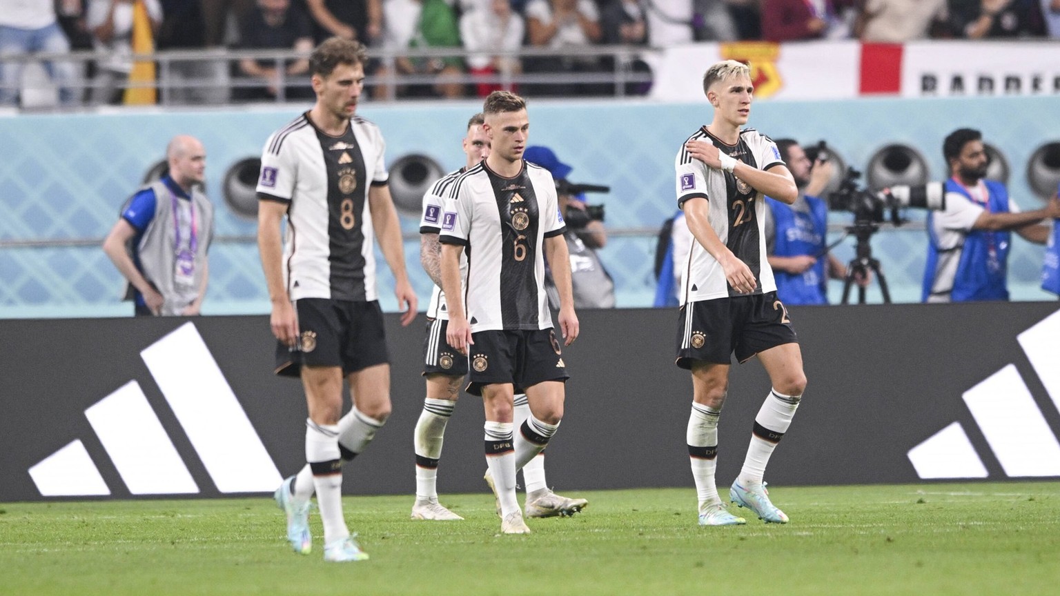 FUSSBALL WM 2022 VORRUNDE GRUPPE C Deutschland - Japan 23.11.2022 Enttaeuschung Deutschland Leon Goretzka, Joshua Kimmich, Nico Schlotterbeck vlnr nach dem Tor zum 1:1 *** FUSSBALL WM 2022 VORRUNDE GR ...