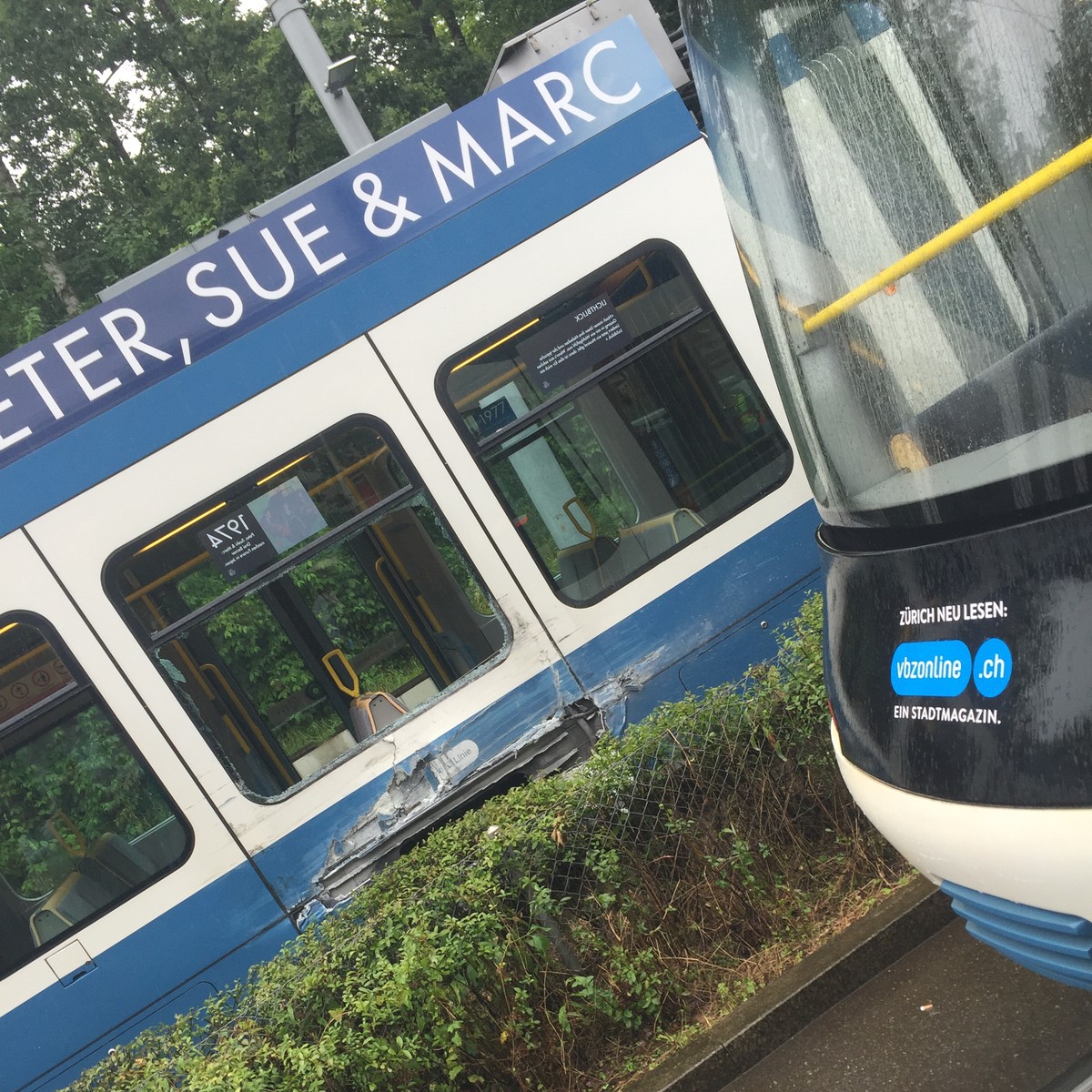Die Seite des Trams ist aufgerissen.
