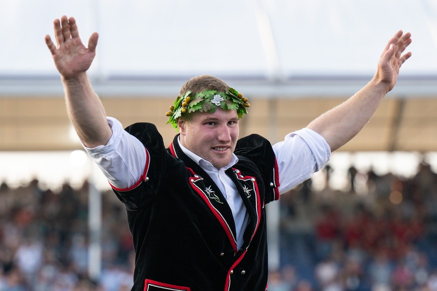 Joel Wicki, neuer Schwingerkoenig jubelt beim Festakt am Eidgenoessischen Schwing und Aelplerfest (ESAF), am Sonntag, 28. August 2022, in Pratteln. (KEYSTONE/Peter Schneider)