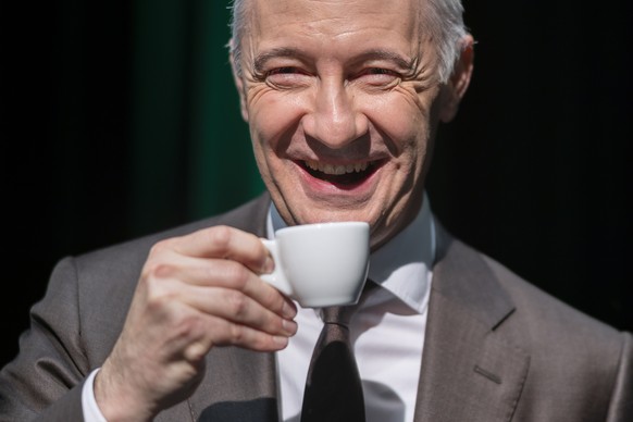 Migros CEO Fabrice Zumbrunnen praesentiert CoffeeB der Migrosmarke Cafe Royal an einer Medienkonferenz der Migros am Dienstag, 6. September 2022 in Zuerich. Die Migros praesentiert heute das Kaffeesys ...