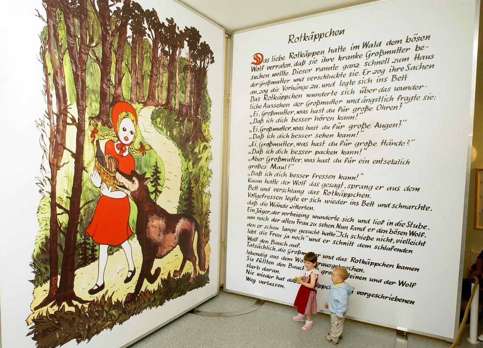 ** ARCHIV ** Zwei Kinder betrachten das weltgroesste Maerchenbuch in der Jugnedherberge in Dittrichshuette auf einem Archivbild vom 22. Juni 2003. Das Buch ist mehr als vier Meter hoch und drei Meter  ...