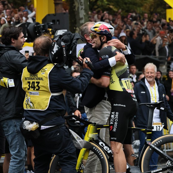 epa12266326 Belgian rider Wout Van Aert of Team Visma-Lease a Bike celebrates his victory during the 21st and last stage of the Tour de France cycling race over 132.3km from Mantes-la-Ville to Paris,  ...