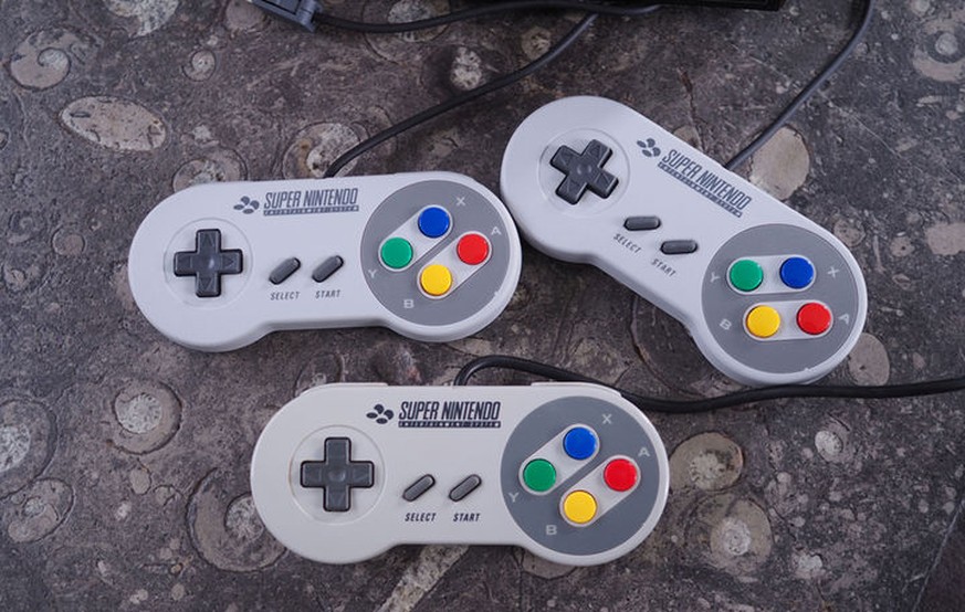 Die neuen Gamepads sind vom alten Controller (unten) nur durch den leichten Gelbstich zu unterscheiden.