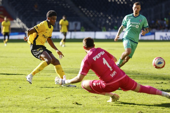 Chris Bedia (YB) erzielt das Tor zum 3-1 gegen Torhueter Amir Saipi (LUG) im Super League Spiel zwischen dem BSC Young Boys und dem FC Lugano, am Sonntag, 31. August 2025 im Stadion Wankdorf in Bern.  ...