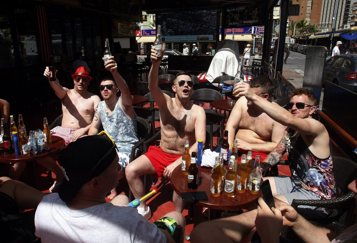 epa05387562 British tourists toast for the win of Brexit outside a cafe in Benidorm, Alicante, eastern Spain, 24 June 2016. Media reports on early 24 June indicate that 51.9 per cent voted in favour o ...