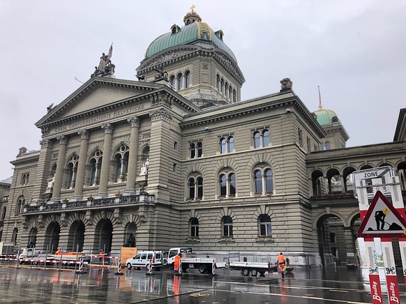 Die Bauarbeiten vor dem Bundeshaus begannen am Montagmorgen und dauern bis Anfang Oktober.