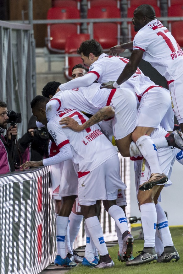 Les joueurs valaisans fetent leur deuxieme but lors de la rencontre de 1/4 de finale de la Coupe Suisse de football entre le FC Sion et le FC Bale 1893 ce dimanche 13 decembre 2015 au stade de Tourbil ...