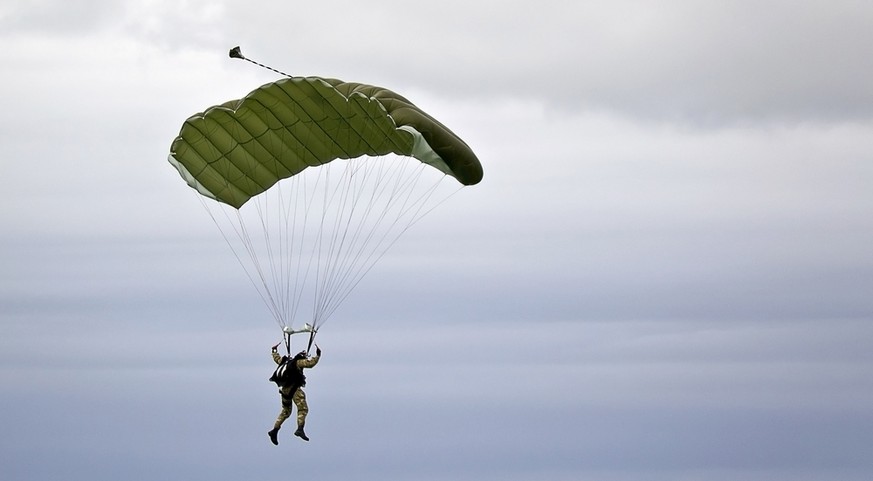 Ein Pilot reagierte im letzten Moment und wich zwei Fallschirmspringern aus. (Symbolbild)&nbsp;