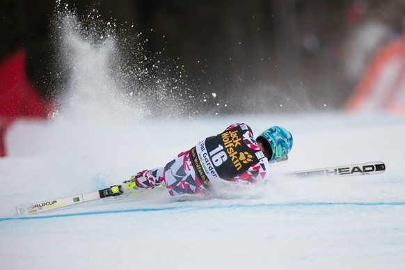 epa05075249 Matthias Mayer of Austria crashes during the Men&#039;s Downhill race at the FIS Alpine Skiing World Cup in Val Gardena, Italy, 19 December 2015. EPA/JOHANN GRODER