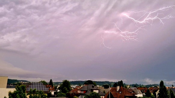 Gefahr von Überflutungen ++ Meteorologen zu Lage im Süden: «Es wird heikel!»\nHeute Morgen in Zofingen kurz vor dem Hagel