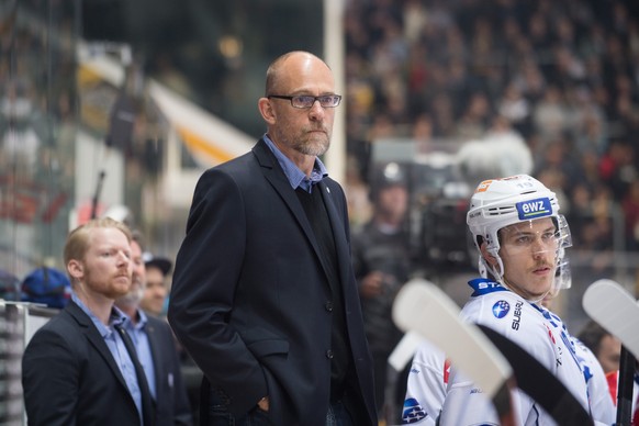 Zurich&#039;s head coach Hans Kossmann reacts during the first match of the playoff final of the National League between HC Lugano and ZSC Lions, at the ice stadium Resega in Lugano, on Thursday, Apri ...