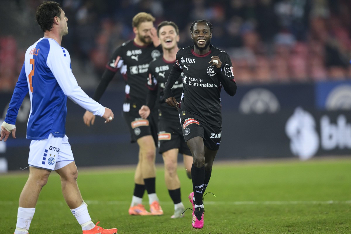 Aliou Balde (SG) (links) jubelt nach seiem Tor im Fussball Meisterschaftsspiel der Swiss Super League zwischen dem Grasshopper Club Zuerich und dem FC St. Gallen am Sonntag, 21. Dezember 2025, im Stad ...