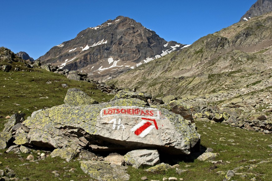 Bildnummer: 60299559 Datum: 03.07.2011 Copyright: imago/imagebroker
Weiß-rot-weiße Markierung eines Wanderwegs und Wegweiser zum Lötschenpass, Lötschental, Kanton Wallis, Schweiz, Europa xas x0x 2011 ...