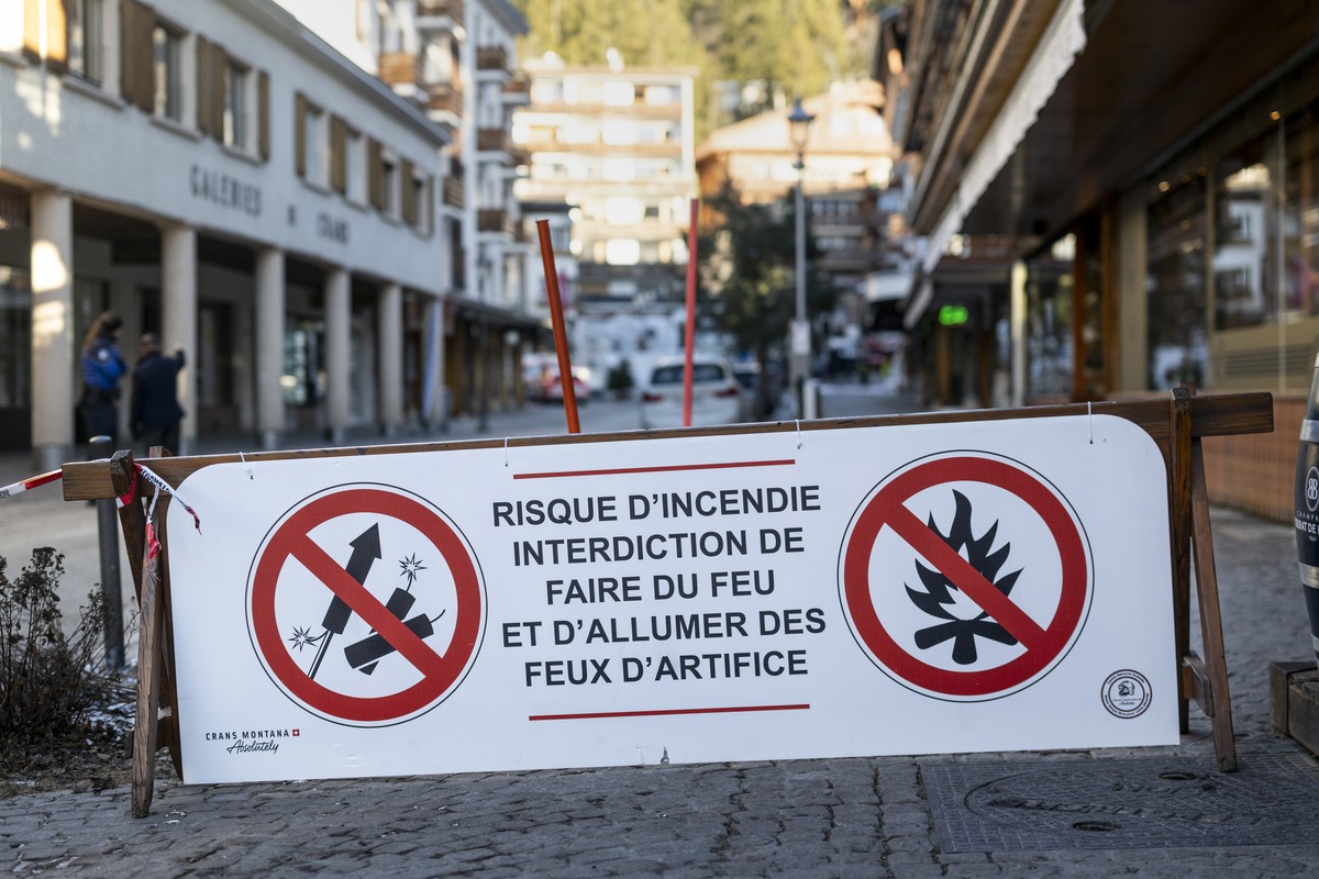epa12620174 A banner stating that fireworks are prohibited due to the risk of fire is installed near the site where a fire broke out at the Le Constellation bar and lounge following an explosion in th ...