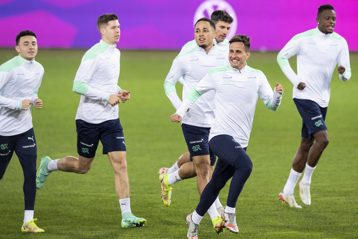 epa09581971 Switzerland's Mario Gavranovic (2-R) and teammates attend their training session at swissporarena in Luzern, Switzerland, 14 November 2021. Switzerland will face Bulgaria in their FIF ...
