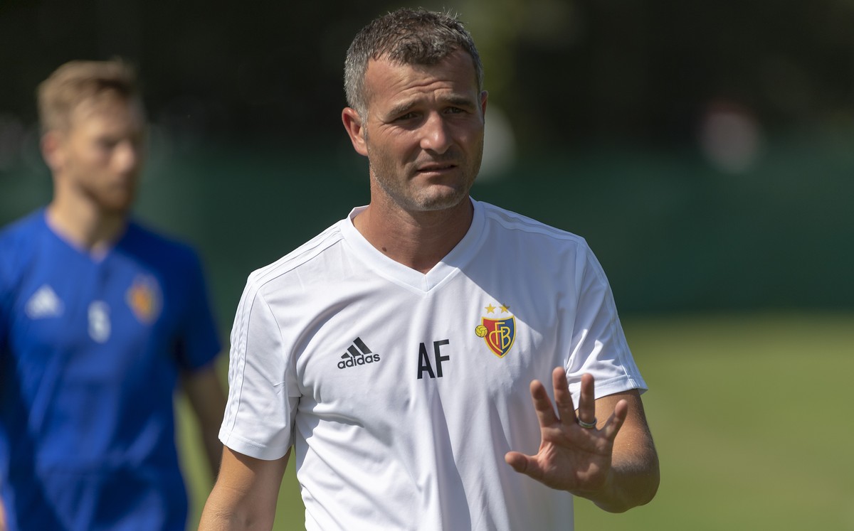 ARCHIVBILD ZUR KEYSTONE-SDA-PREMIUMSTORY UEBER ALEX FREI --- Basel's temporary head coach Alex Frei during a training session in the St. Jakob-Park training area the day before the UEFA Champions ...