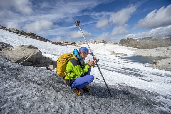 Der Forstingenieur Mattia Soldati misst mit GPS-Geraeten die Gletscherfront des Basodino-Gletschers am Ende des Bavonatals am Mittwoch, 18. September 2019. Der Gletscher wird mit der direkten glaziolo ...