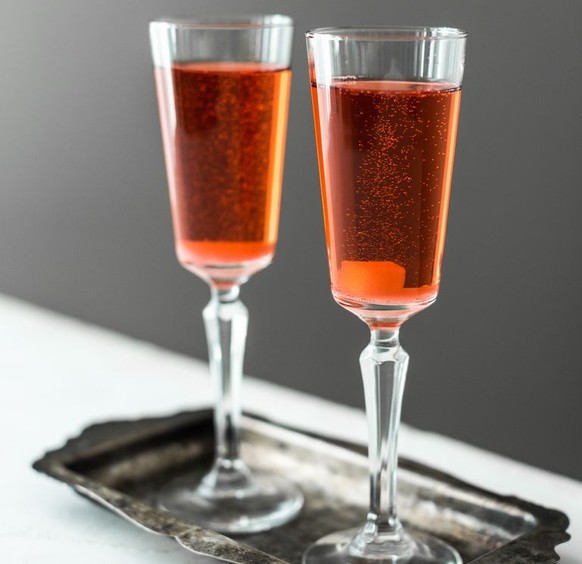 good night kiss cocktail champagne drinks trinken alkohol https://www.cosmopolitan.com/food-cocktails/g1294/valentines-day-drinks/