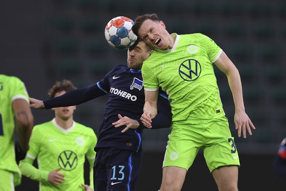 Wolfsburg&#039;s Yannick Gerhardt, right, in a header duel with Berlin&#039;s Lukas Kluenter during a German Bundesliga soccer match between VfL Wolfsburg and Hertha BSC Berlin in Wolfsburg, Germany,  ...