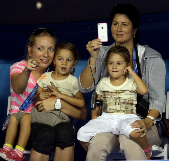 Roger Federers Zwillinge haben ihren Vater genau im Blick.