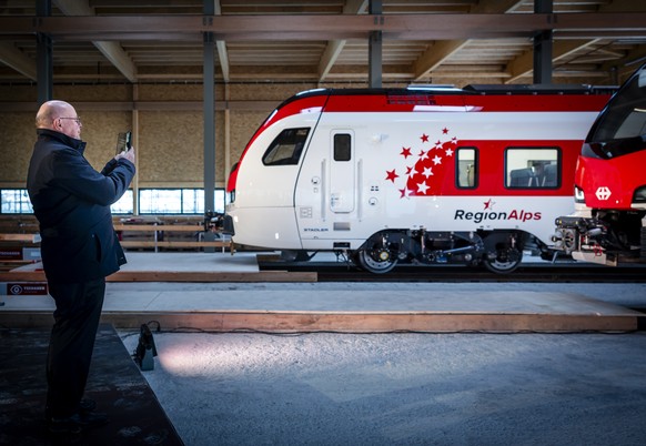 Vincent Ducrot, CEO SBB macht mit einem Smartphone ein Foto eines neuen Flirt Evo Zuges waehrend einer gemeinsamen Praesentation der SBB, Thurbo und RegionAlps von neuen Flirt Evo Zuegen der Stadler R ...