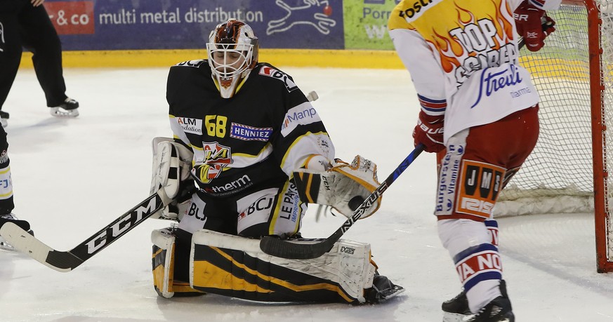 Ajoie-Goalie Dominic Nyffeler, links, wehrt einen Schuss von Lakers-Topscorer Dion Knelsen ab, waehrend dem Halbfinal-Playoff-Spiel Nummer 6 der Swiss League zwischen dem HC Ajoie und dem SC Rapperswi ...