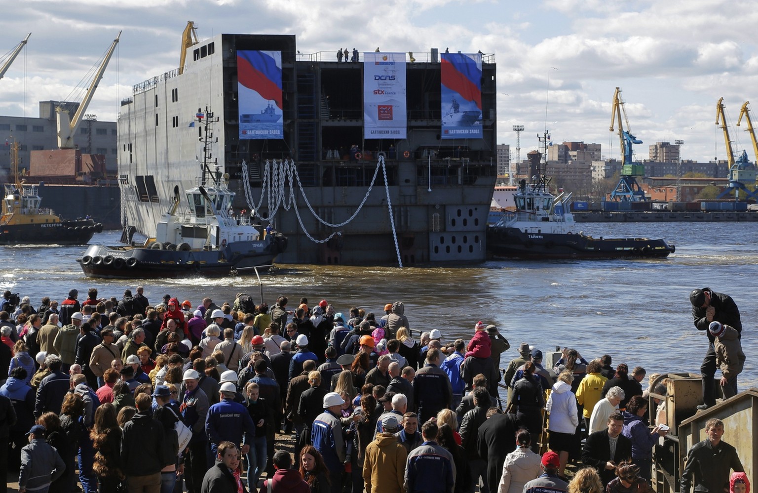 Zwei Kriegsschiffe vom Typ Mistral will die sozialistische Regierung in Paris an Russland verkaufen.