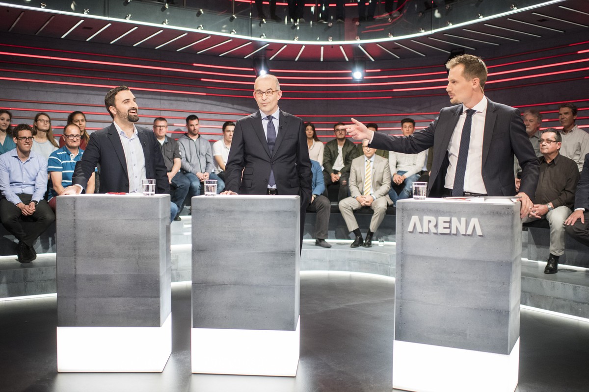 ACHTUNG REDAKTOREN: BITTE BEACHTEN SIE DIE SPERRFRIST BIS 3. NOVEMBER 2017, 22:25 --- Moderator Jonas Projer, rechts, spricht neben Olivier Kessler, Co-Praesident "No Billag", links, und Gre ...