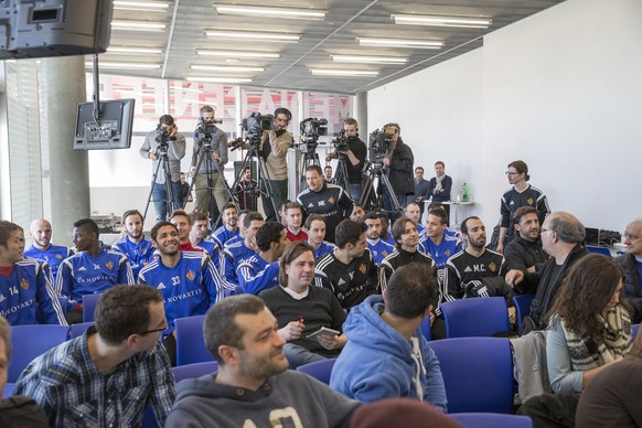 Geschlossen erscheint die ganze Mannschaft zur Pressekonferenz.