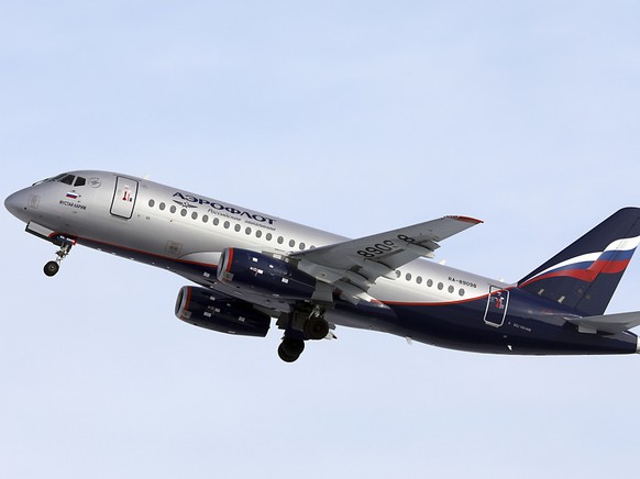 Eine Aeroflot-Maschine des Typs Suchoi Superjet-100 ging kurz nach dem Start in Moskau in Flammen auf und musste notlanden. (Archiv)