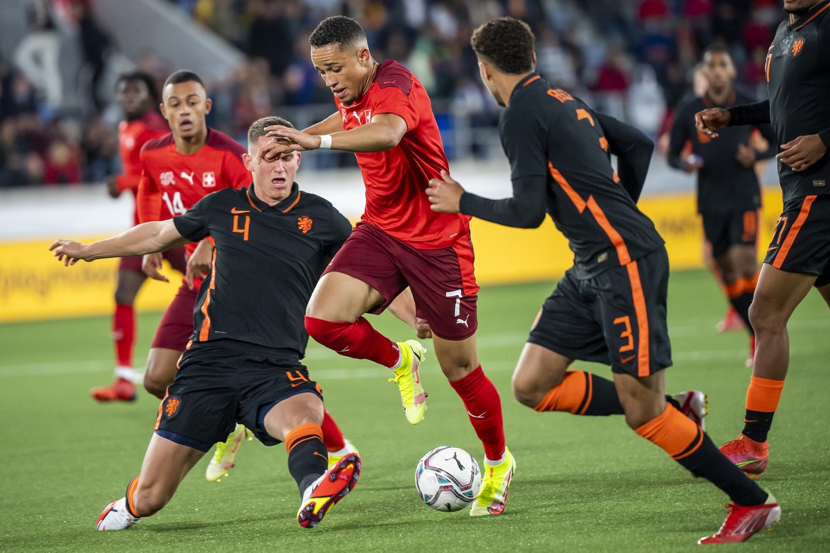 Switzerland's Noah Okafor, center, fights for the ball against Sven Botman of the Netherlands, left, and Devyne Rensch of the Netherlands, right, during the Under 21 UEFA Euro 2023 Qualifying Gro ...