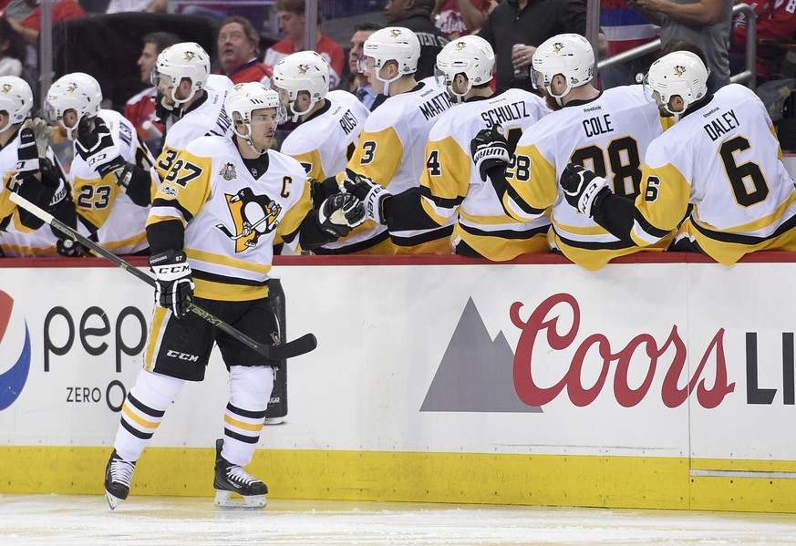 Pittsburgh Penguins center Sidney Crosby (87) celebrates his goal with the bench during the second period of Game 1 of the team&#039;s NHL hockey Stanley Cup second-round playoff series against the Wa ...