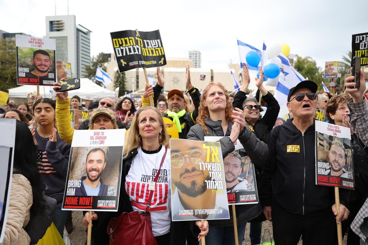 epa11914687 People gather at Hostages Square in Tel Aviv, Israel, 22 February 2025, ahead of the scheduled release of six hostages held by Hamas in Gaza. The Israeli military expects Hamas to release  ...