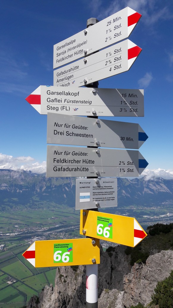 Jedes. Verdammte. Mal. Die 9 ewigen Gesetze des Wanderns
Beim Wandern habe ich so einen Tick. Nebst schönen Bildern, muss ich gefühlt jeden Wegweiser abfotografieren, damit ich in 300 Jahren genau wei ...