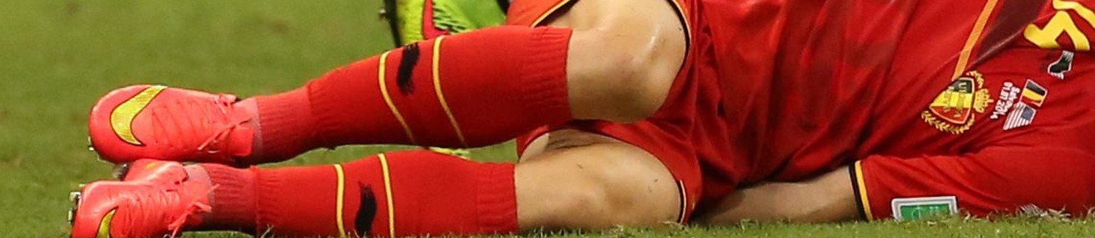 epa04294577 Dries Mertens of Belgium lies on the pitch after being fouled by Geoff Cameron (rear) of the USA during the FIFA World Cup 2014 round of 16 match between Belgium and the USA at the Arena F ...