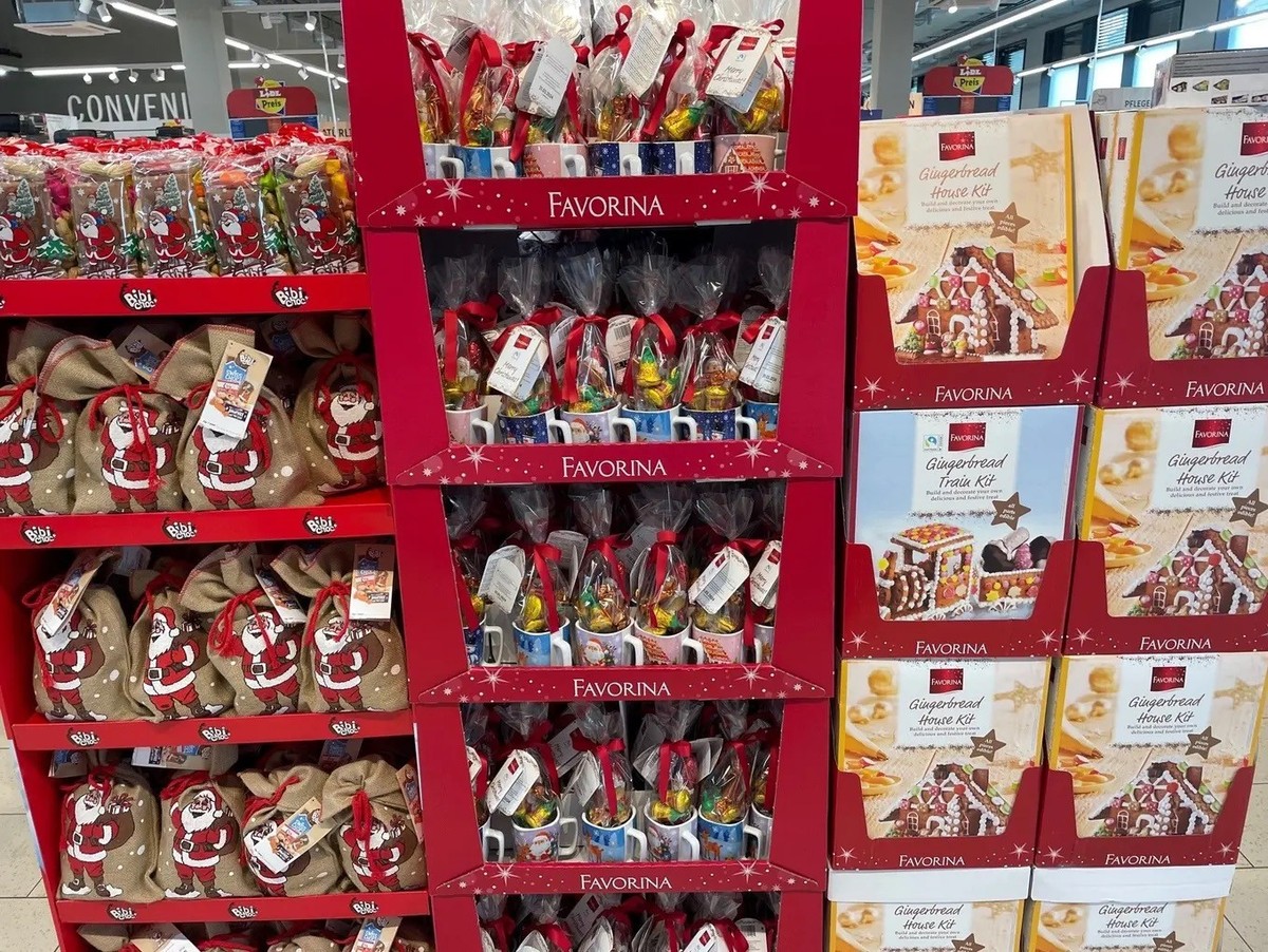 Lidl ist in Adventsstimmung: Draussen lacht die Sonne, drinnen der Samichlaus.