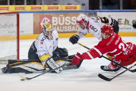 SC Rapperswil-Jona Lakers Yannick-Lennart Albrecht scheitert an Ajoies Torhueter Tim Wolf waehrend der Meisterschaftspartie der National League zwischen den SC Rapperswil-Jona Lakers und dem HC Ajoie, ...