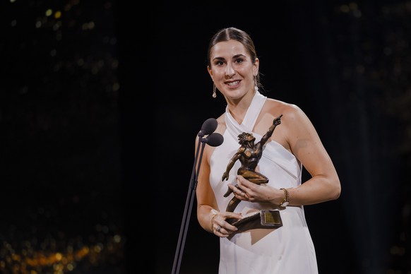 Tennisspielerin Belinda Bencic erhaelt den Preis der Sportlerin des Jahres an der Verleihung der Sports Awards 2021, am Sonntag, 12. Dezember 2021 in Zuerich. (KEYSTONE/Michael Buholzer)