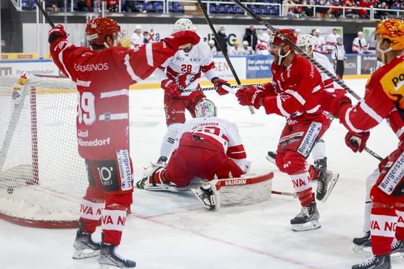 SC Rapperswil-Jona Lakers Andrew Rowe, 2.v.r., trifft zum 1:0 gegen Lausannes Torhueter Luca Boltshauser waehrend der Meisterschaftspartie der National League zwischen den SC Rapperswil-Jona Lakers un ...