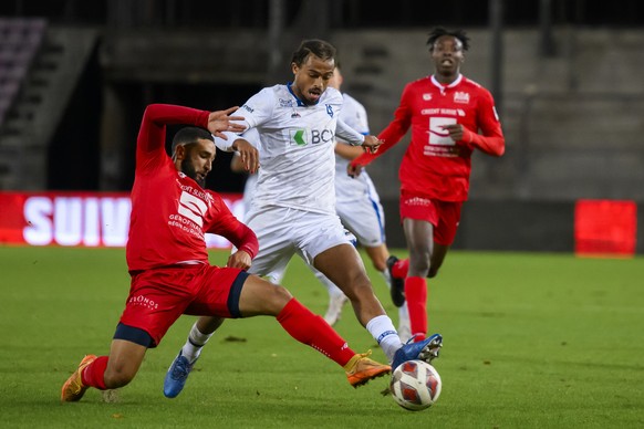Le milieu du SLO Elies Mahmoud, gauche, lutte pour le ballon avec le milieu lausannois Antoine Bernede, droite, lors de la rencontre du championnat de football de Super League entre le FC Stade Lausan ...